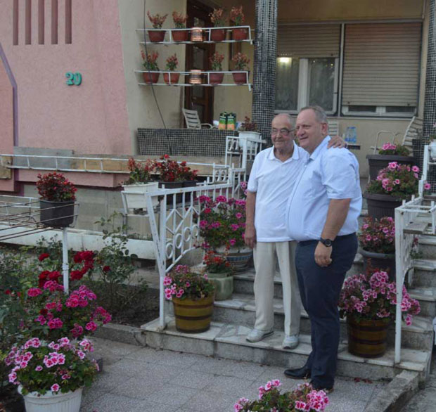 ПРЕОКРЕТ СА СРЕЋНИМ КРАЈЕМ: Деда Аца из Лесковца 100. рођендан  није прославио сам